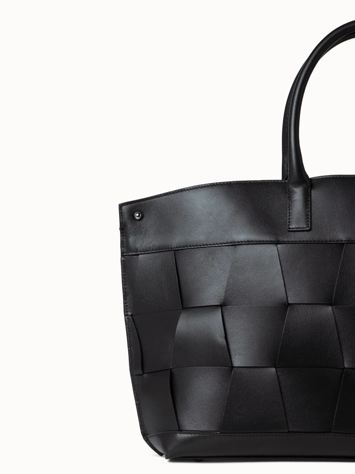 Small Ai Schultertasche aus geflochtenen Ledertrapezen