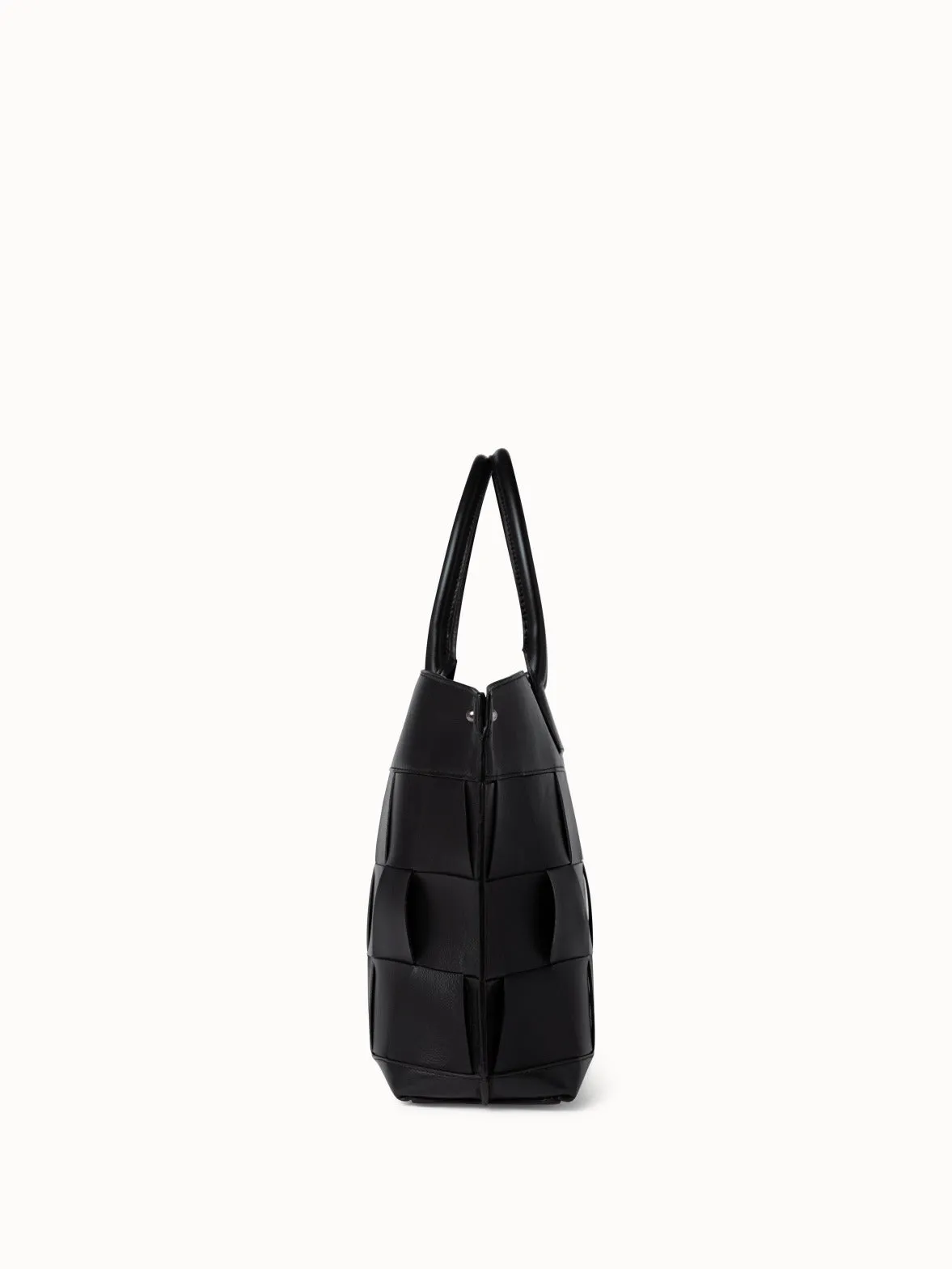 Small Ai Schultertasche aus geflochtenen Ledertrapezen